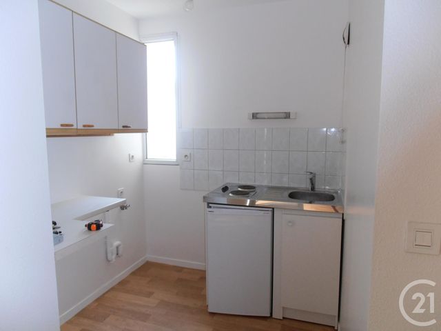 Appartement F1 à louer - 1 pièce - 22.0 m2 - CHATEAUBOURG - 35 - BRETAGNE - Century 21 A.I.T. Appartement F1 à louer - 1 pièce - 22.0 m2 - CHATEAUBOURG - 35 - BRETAGNE - Century 21 A.I.T.